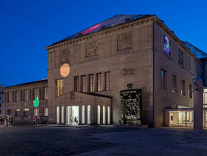 Moser-Bau mit der Lichtkunst «Tastende Lichter» von Pipilotti Rist, dem «Höllentor» von Auguste Rodin und der Skulptur «Janus» von Kader Attia, Foto © Franca Candrian
