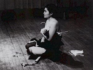 Yoko Ono, Cut Piece, 1964/65, Performance Carnegie Recital Hall, New York City, 21. März 1965, Foto: Minory Niizuma, © Yoko Ono
