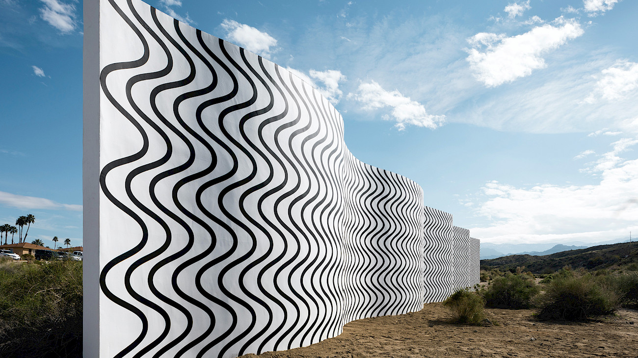 Aus «Geometrische Opulenz»: Claudia Comte, Curves and Zigzags, 2017, Acrylwandmalerei auf einer doppelseitigen Wand, 3 x 30 m, Homme-Adams Park, Palm Desert, Kalifornien. © Lance Gerber