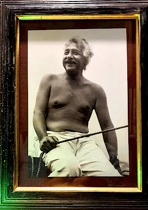 Das Genie ganz fröhlich und entspannt bei einem Segelausflug. Obwohl Einstein nicht schwimmen konnte, weigerte er sich, eine Schwimmweste zu tragen.