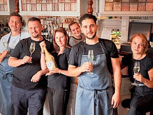 Nicolas Baumann (zweiter von links) mit dem Team der Huusbeiz.