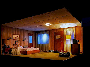 Das Bühnenbild von Simeon Meier erinnert an einen Hollywood-Streifen aus den 70er-Jahren.