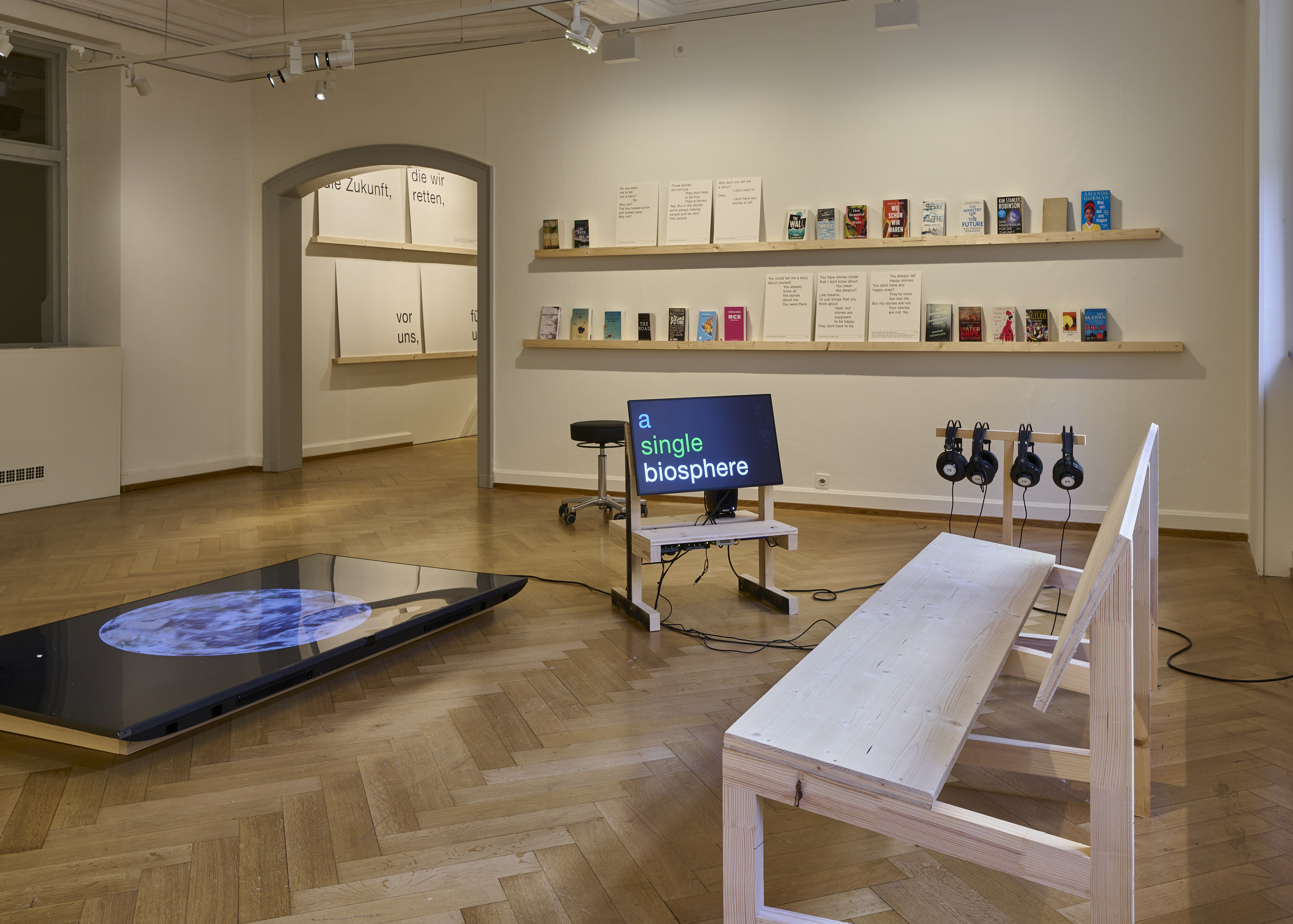 Die Ausstellung fächert das Label «Clima Fiction» auf – mit Werken und Zitat-Tafeln sowie mit Audio-Video-Installationen. Foto: Zeljko Gataric, Strauhof
