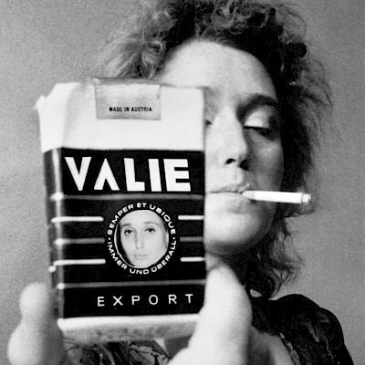 VALIE EXPORT, VALIE EXPORT – SMART EXPORT Selbstportrait, 1970, s/w-Fotografie, ALBERTINA, Wien – The ESSL Collection © VALIE EXPORT, 2022, ProLitteris, Zurich, Foto: Gertraud Wolfschwenger