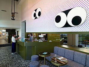 Das Foyer mit Bar, Kasse und Museumsshop
(c) Haus Konstruktiv