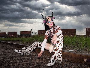 Soya the Cow: Eine sex-positive, feministische und vegane Drag-Kreatur, welche die Binaritäten von Geschlecht und Spezies durchbricht. Soya the Cow tanzt, singt und spricht für die Befreiung von allen.