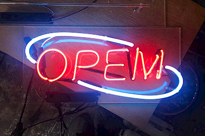 Benedikt Bock und Arnaud Wohlhauser, Poem, 2022, Neon (rot und blau), 50 x 35 x 15 cm
25. April 2023, 20:00
«Analytisches Kabarett» – Nr. 1: Faschismus und Männlichkeit. Platon und Arendt, griechischer Wein und Campari Spritz
11. Mai 2023, 18:00
«The Psychedelic Salon»
23. Mai 2023, 20:00
«Analytisches Kabarett» – Nr. 2: Betrunkene Träume im rationalistischen Kloster. René Descartes, Mary Astell und Klosterschnaps
Archiv
Matineen Cabaret Voltaire
Gastveranstaltungen
Raum für Unsicherheit
Benedikt Bock und Arnaud Wohlhauser, Poem, 2022, Neon (rot und blau), 50 x 35 x 15 cm