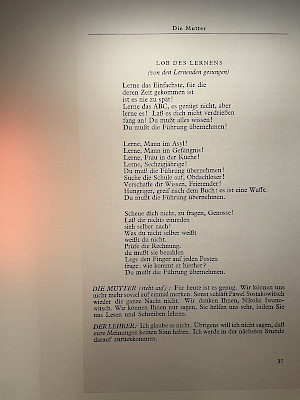 Die Ausstellung beginnt mit einem Auszug aus Bertold Brechts «Die Mutter» aus dem Jahr 1933. Im selben Jahr floh Brecht vor dem Nationalsozialismus ins Exil, seine Bücher wurden verbrannt und verboten.