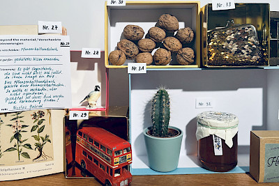 Verschenkte Erinnerungen – Geschenk-Ausstellung und Lesungen mit Surprise-Verkäufer:innen