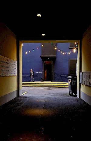 Blick von der Josefstrasse in den Innenhof und das sogar Theater.