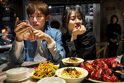 Justin Jin, Nai Nai, a 23-year-old live-streamer with her
friend, the famous live-streamer Jiang Bo, Wuhan, 2021
© Justin Jin / Panos Pictures