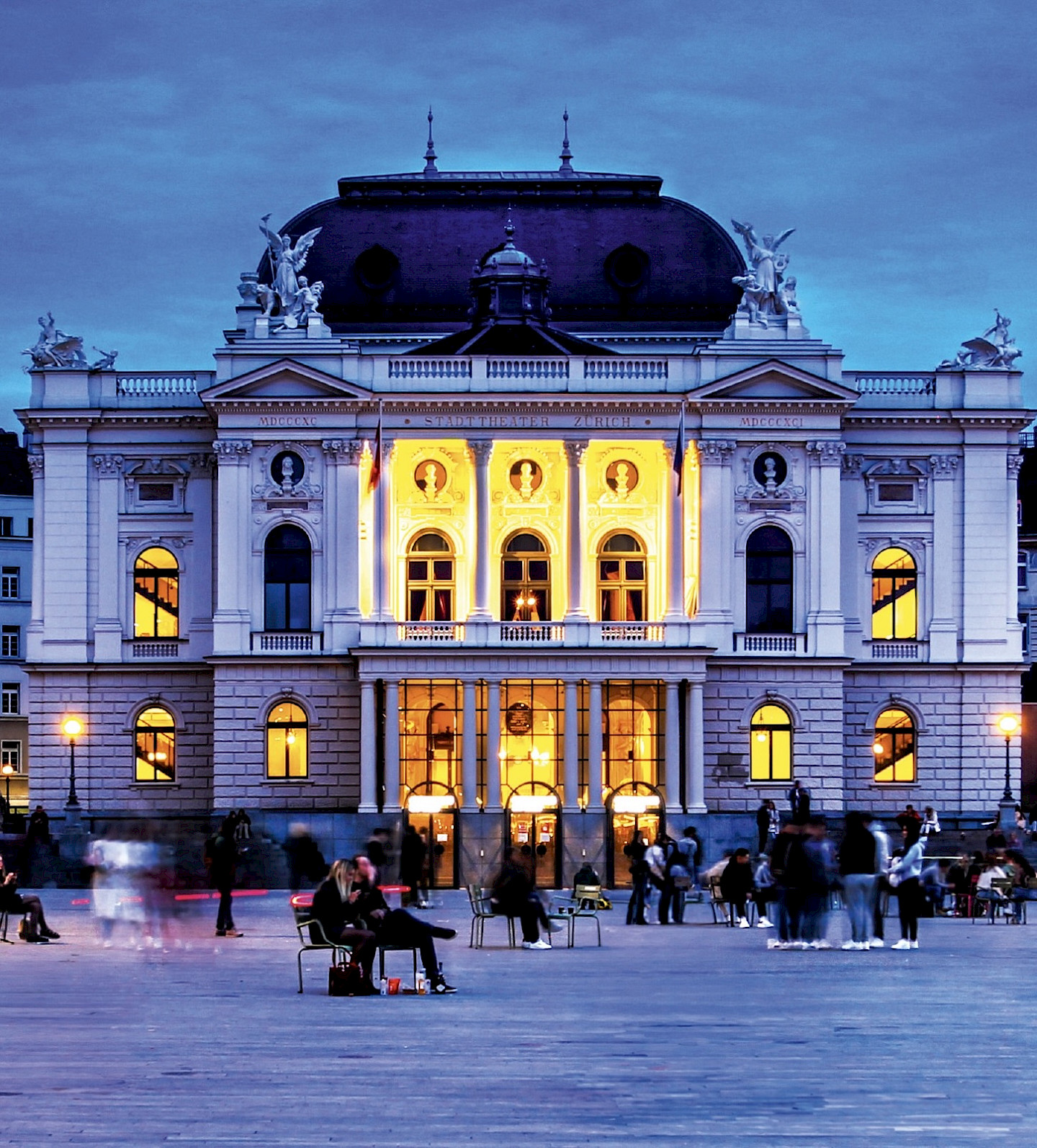 Crime-themed walking tour ‘Zürcher Verrat’ by and starring Gabriela Kasperski