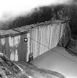 Flutung der Staumauer Grande Dixence, die höchste Gewichtsstaumauer der Welt, 1957 © Schweizerisches Nationalmuseum, ASL