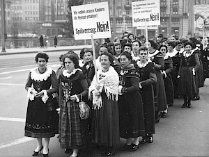 Demonstration von ca. 40 Engadiner Frauen in Zürich gegen das Kraftwerk am Gebirgsbach Spöl, Dezember 1958 © Schweizerisches Sozialarchiv, Urheber:in unbekannt/F 5067-Fb-105