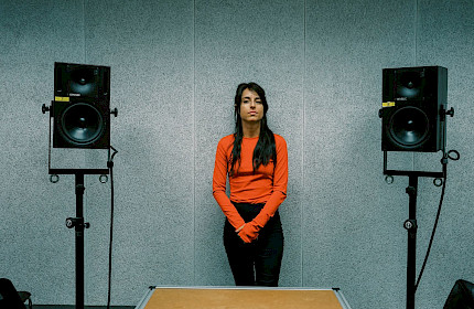 Between piano, sound and absurdity