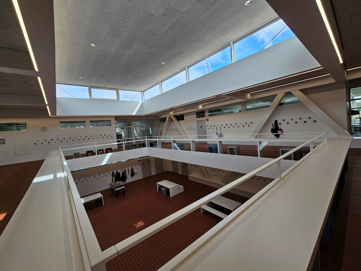 Die Bänke im Sekschulhaus wurden nachträglich hinzugefügt. © Rebekka Bräm