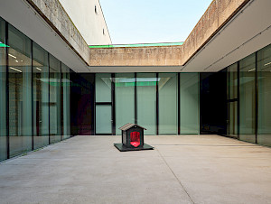 Installationsansicht Klodin Erb
Vorhang fällt Hund bellt
21.9.2025 – 4.1.2026, Aargauer Kunsthaus
Foto: David Aebi, Burgdorf