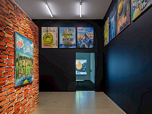 Installationsansicht Klodin Erb
Vorhang fällt Hund bellt
21.9.2025 – 4.1.2026, Aargauer Kunsthaus
Foto: David Aebi, Burgdorf