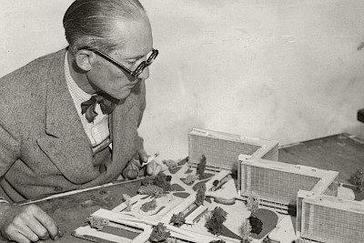 Le+Corbusier+arbeitet+an+einem+Modell+der+Ville+radieuse%2c+1930%2c+Foto%3a+The+New+York+Times