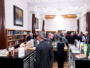 Besucher*innen beim Apero nach der Veranstaltung © Anna Korbut